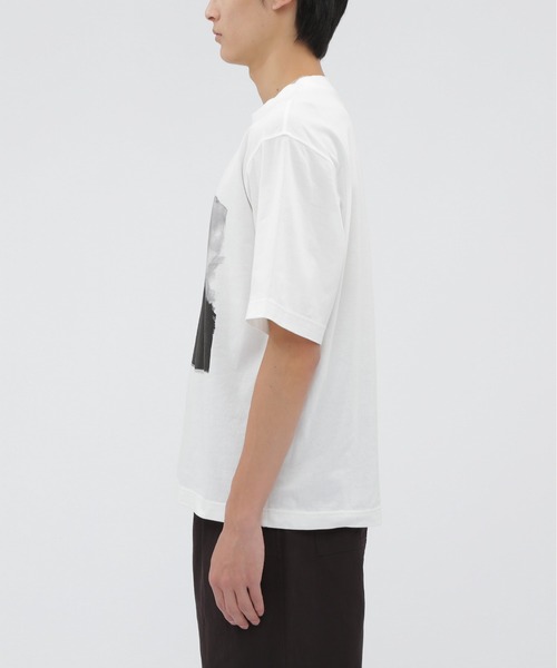 MHL.(エムエイチエル)の「LIGHT COTTON JERSEY TOP(Tシャツ/カットソー・メンズ・ブラック/ホワイト・LARGE/MEDIUM)」の5枚目の写真