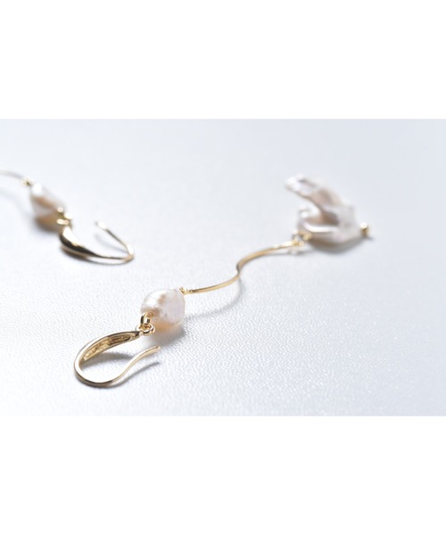 tone（トーン）の「【Astyle】淡水パールウェーブステンレスピアス(MA)（ピアス（両耳用）・レディース・ゴールド・FREE）」の5枚目の写真