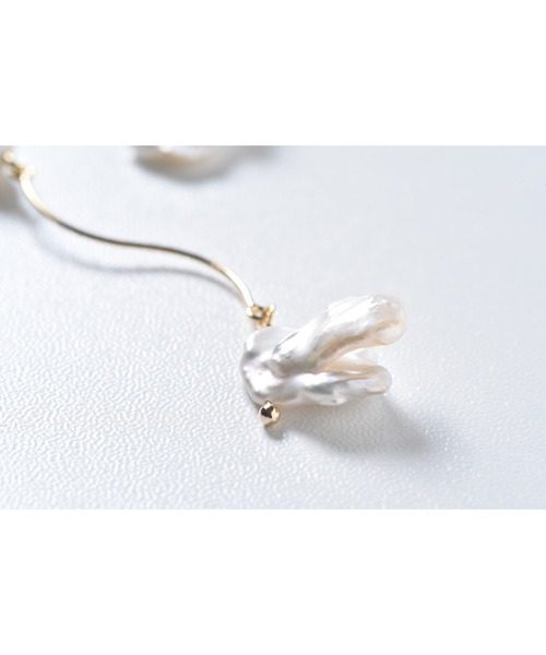 tone（トーン）の「【Astyle】淡水パールウェーブステンレスピアス(MA)（ピアス（両耳用）・レディース・ゴールド・FREE）」の2枚目の写真