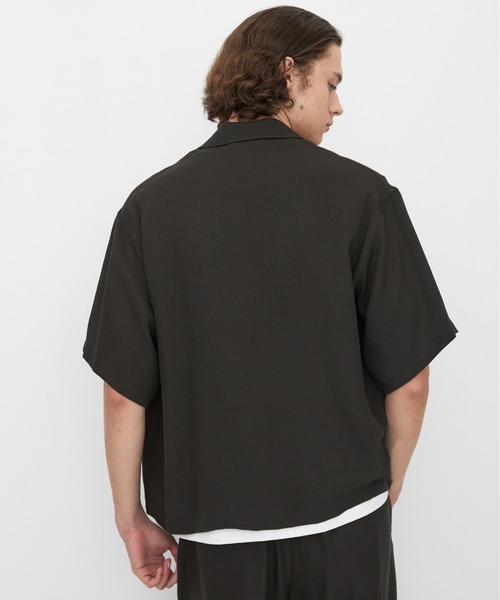 UNITED TOKYO（ユナイテッドトウキョウ）の「MODERN SILK LINEN ショートスリーブブルゾン（ブルゾン・メンズ・オリーブ/ブラック・2/1）」の14枚目の写真
