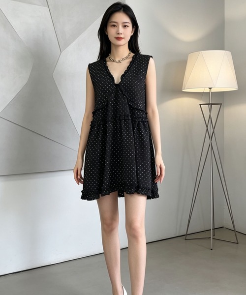 gossip!ロサンゼルス(ゴシップロサンゼルス)の「【サイズあり体型カバー】Vネックゆったりフリルドットノースリーブキャミワンピ風トップス(キャミソール・レディース・ブラック/ホワイト・L/M/XL/S)」の10枚目の写真