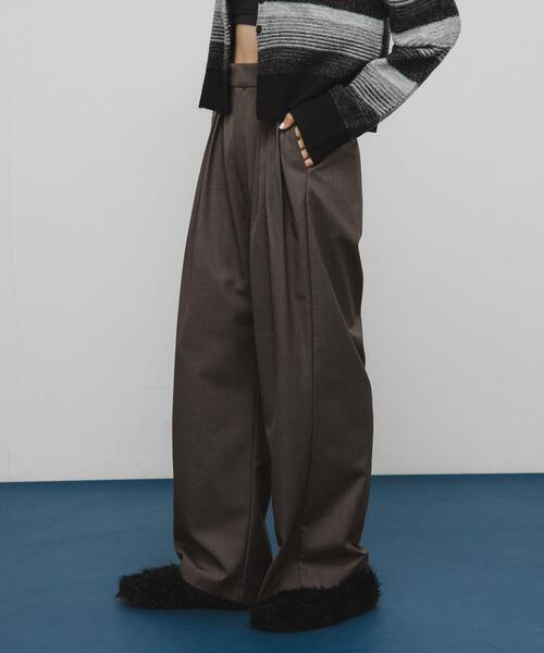 KBF（ケイビーエフ）の「タックデザインスラックス（その他パンツ・レディース・ブラック/ブラウン系その他/グレー・36/38）」の3枚目の写真