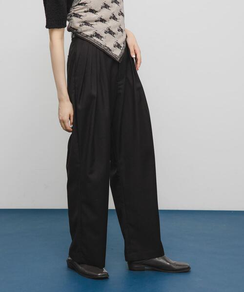 KBF（ケイビーエフ）の「タックデザインスラックス（その他パンツ・レディース・ブラック/ブラウン系その他/グレー・36/38）」の2枚目の写真