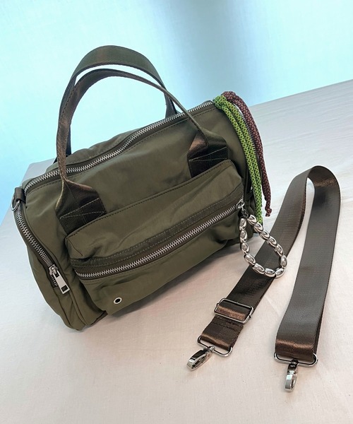 Casselini(キャセリーニ)の「ミリタリーチャームボストン(ボストンバッグ・レディース・ブラック/オリーブ・ONE SIZE)」の4枚目の写真