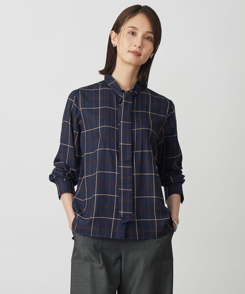 J.PRESS Ladies(J.プレス レディス)の「サイロチェック ストライプ ブラウス(シャツ/ブラウス・レディース・ネイビー系3/ブラウン系3/ブルー系1・S/XS)」の3枚目の写真