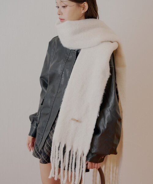 Chico（チコ）の「ブローチ付きフリンジストールマフラー（マフラー・レディース・グレー/レッド/アイボリー・FREE）」の7枚目の写真