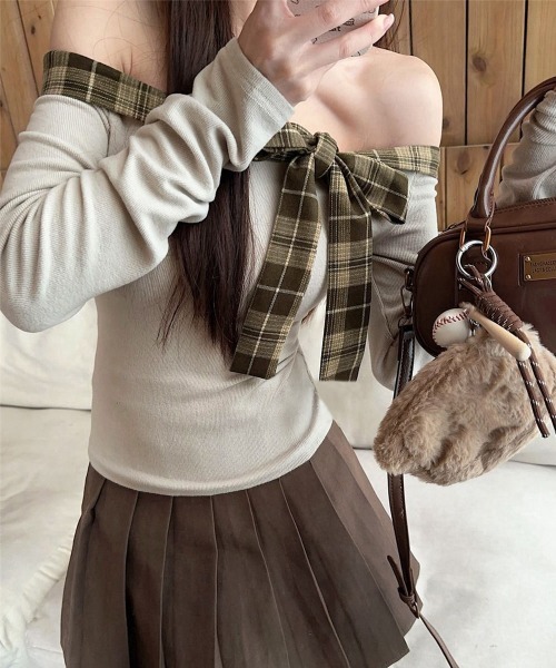 Miniministore(ミニミニストア)の「オフショルダー長袖Tシャツチェックリボン(Tシャツ/カットソー・レディース・グレイッシュベージュ/ブラック・FREE)」の7枚目の写真