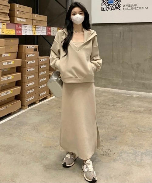 LETee(レティー)の「ホルターネックワンピース&Vプルオーバーセットアップ(セットアップ・レディース・ベージュ/グレー/ブラック・FREE)」の1枚目の写真