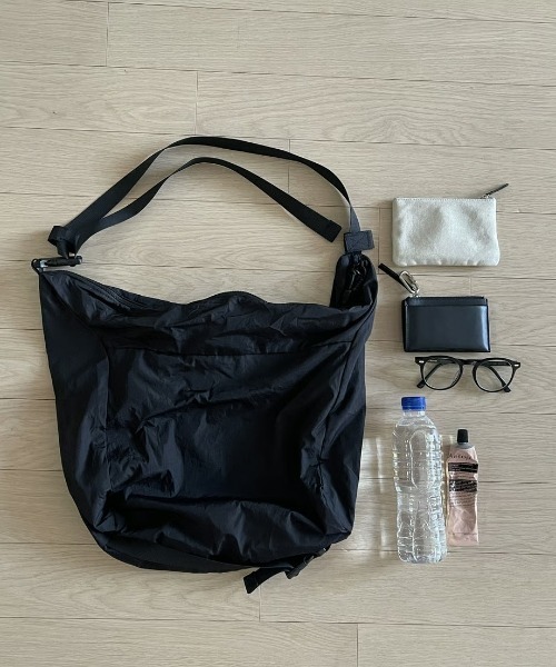 KALENO(カレノ)の「unisex / nylon cross bag(メッセンジャーバッグ・レディース・グレー/ブラック・FREE)」の4枚目の写真