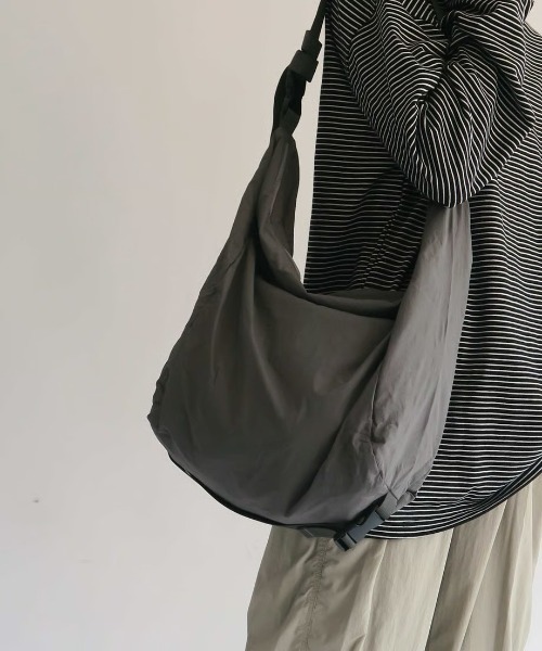 KALENO(カレノ)の「unisex / nylon cross bag(メッセンジャーバッグ・レディース・グレー/ブラック・FREE)」の6枚目の写真