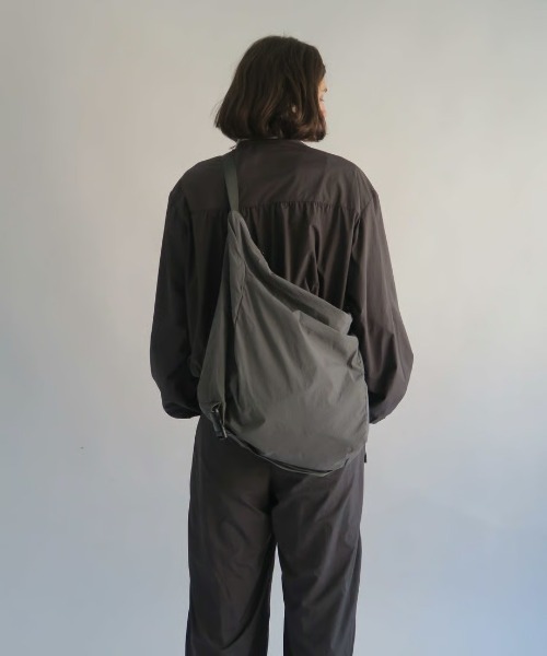 KALENO(カレノ)の「unisex / nylon cross bag(メッセンジャーバッグ・レディース・グレー/ブラック・FREE)」の7枚目の写真