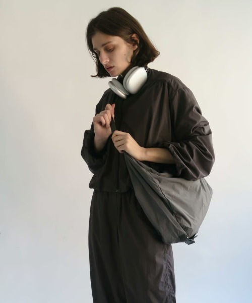KALENO(カレノ)の「unisex / nylon cross bag(メッセンジャーバッグ・レディース・グレー/ブラック・FREE)」の8枚目の写真