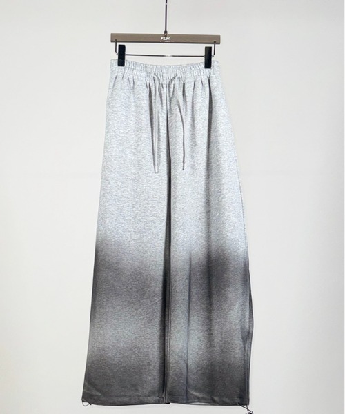 FOLLOWIN(フォロウィン)の「【 UNISEX /オールシーズン 】2color/ブラックグラデーションワイドスウェットパンツ【 裾絞り可能 】(スウェットパンツ・レディース・グレー/ブラック・FREE)」の3枚目の写真