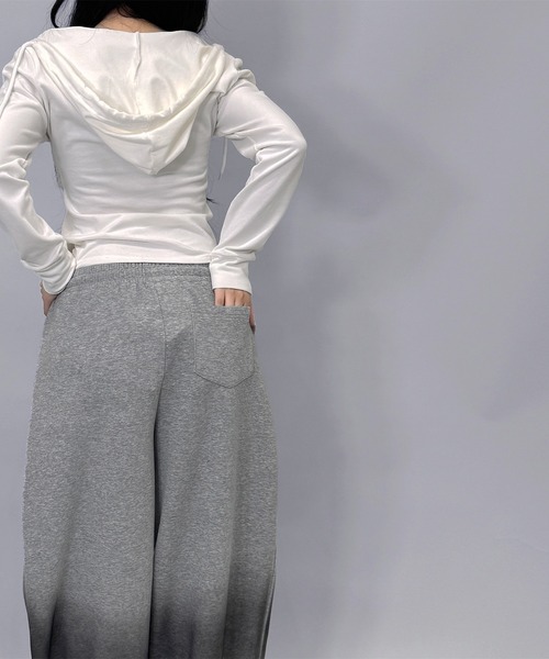 FOLLOWIN(フォロウィン)の「【 UNISEX /オールシーズン 】2color/ブラックグラデーションワイドスウェットパンツ【 裾絞り可能 】(スウェットパンツ・レディース・グレー/ブラック・FREE)」の11枚目の写真