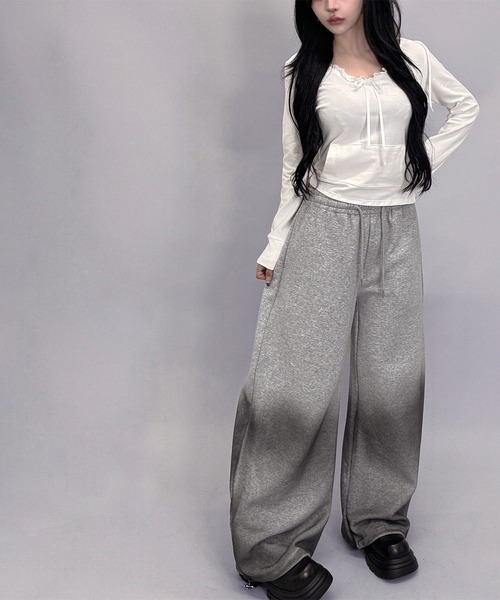 FOLLOWIN(フォロウィン)の「【 UNISEX /オールシーズン 】2color/ブラックグラデーションワイドスウェットパンツ【 裾絞り可能 】(スウェットパンツ・レディース・グレー/ブラック・FREE)」の15枚目の写真