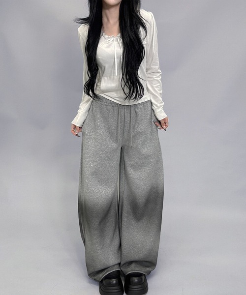 FOLLOWIN(フォロウィン)の「【 UNISEX /オールシーズン 】2color/ブラックグラデーションワイドスウェットパンツ【 裾絞り可能 】(スウェットパンツ・レディース・グレー/ブラック・FREE)」の16枚目の写真