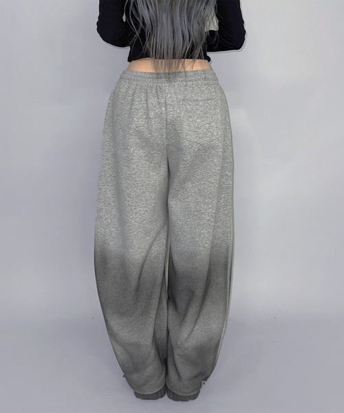 FOLLOWIN(フォロウィン)の「【 UNISEX /オールシーズン 】2color/ブラックグラデーションワイドスウェットパンツ【 裾絞り可能 】(スウェットパンツ・レディース・グレー/ブラック・FREE)」の18枚目の写真