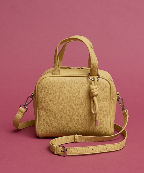 collex(コレックス)の「チャーム付き 2WAYキューブボストン(ボストンバッグ・レディース・ブラック/グレー/イエロー/グリーン・フリー)」の4枚目の写真