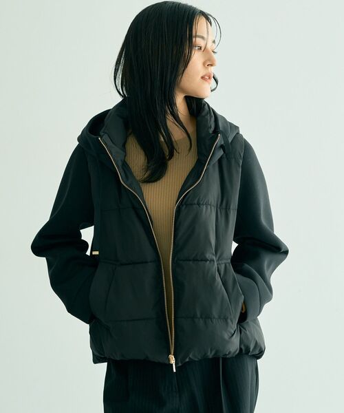 YECCA VECCA（イェッカヴェッカ）の「中綿×カットボンディングZIPフーディー（その他アウター・レディース・グレイッシュベージュ/ブラック・FREE）」の2枚目の写真