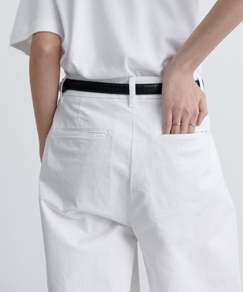 MUSINSA STANDARD WOMAN（ムシンサスタンダードウーマン）の「ウィメンズリバースツーピンタックワイドチノパンツ[ホワイト]（その他パンツ・レディース・その他・24/25/27/28/29/30）」の5枚目の写真