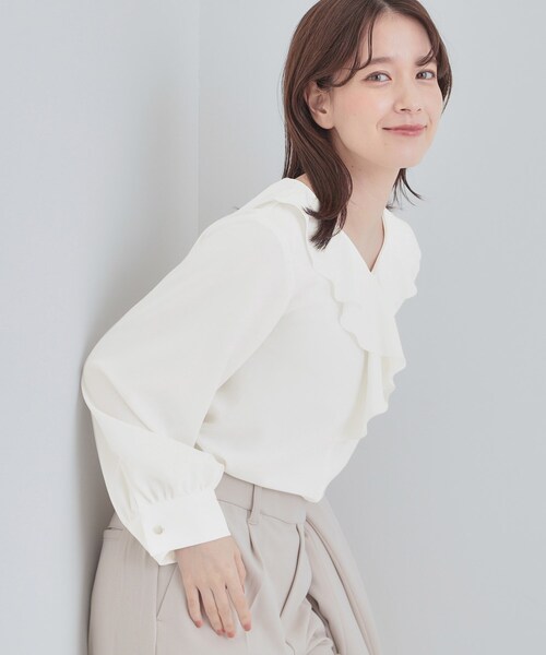 SHOO・LA・RUE(シューラルー)の「【洗濯機可/S-LL】お顔周りを華やかに。フリル襟ブラウス(シャツ/ブラウス・レディース・ライトグレー/オフホワイト・01/02/03/04)」の1枚目の写真