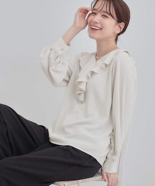 SHOO・LA・RUE(シューラルー)の「【洗濯機可/S-LL】お顔周りを華やかに。フリル襟ブラウス(シャツ/ブラウス・レディース・ライトグレー/オフホワイト・01/02/03/04)」の2枚目の写真