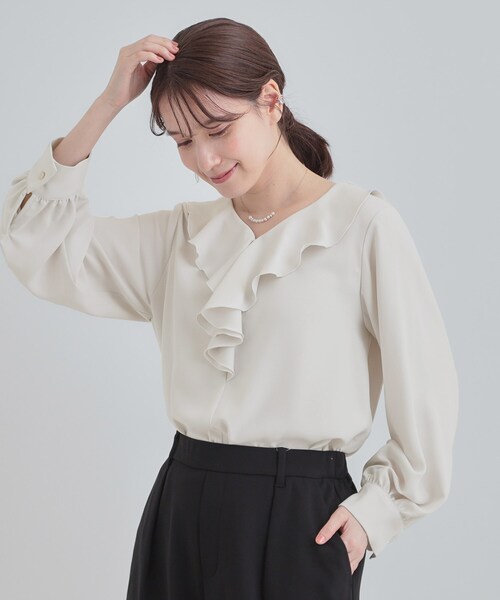 SHOO・LA・RUE(シューラルー)の「【洗濯機可/S-LL】お顔周りを華やかに。フリル襟ブラウス(シャツ/ブラウス・レディース・ライトグレー/オフホワイト・01/02/03/04)」の16枚目の写真