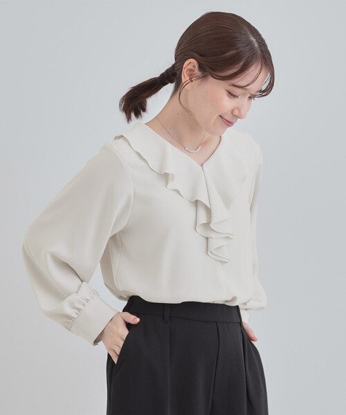 SHOO・LA・RUE(シューラルー)の「【洗濯機可/S-LL】お顔周りを華やかに。フリル襟ブラウス(シャツ/ブラウス・レディース・ライトグレー/オフホワイト・01/02/03/04)」の15枚目の写真