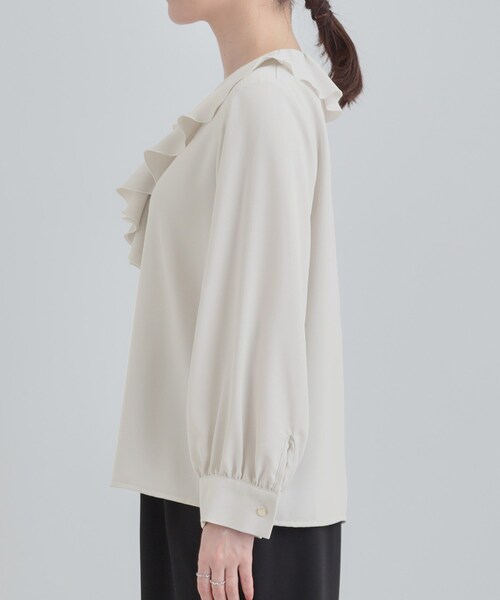 SHOO・LA・RUE(シューラルー)の「【洗濯機可/S-LL】お顔周りを華やかに。フリル襟ブラウス(シャツ/ブラウス・レディース・ライトグレー/オフホワイト・01/02/03/04)」の11枚目の写真