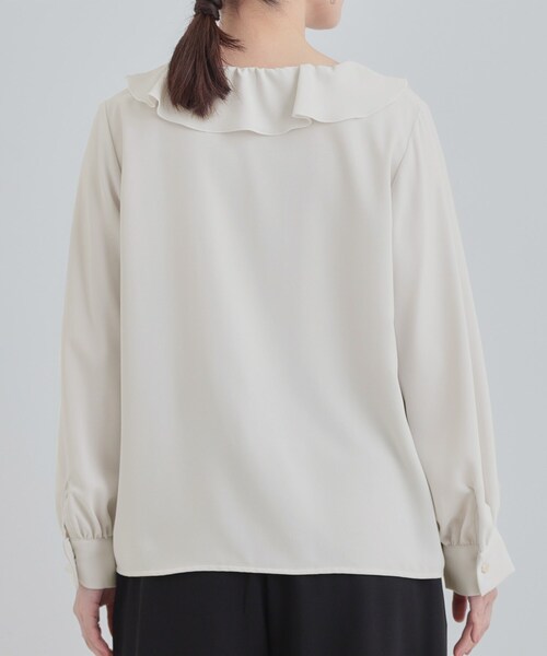 SHOO・LA・RUE(シューラルー)の「【洗濯機可/S-LL】お顔周りを華やかに。フリル襟ブラウス(シャツ/ブラウス・レディース・ライトグレー/オフホワイト・01/02/03/04)」の10枚目の写真