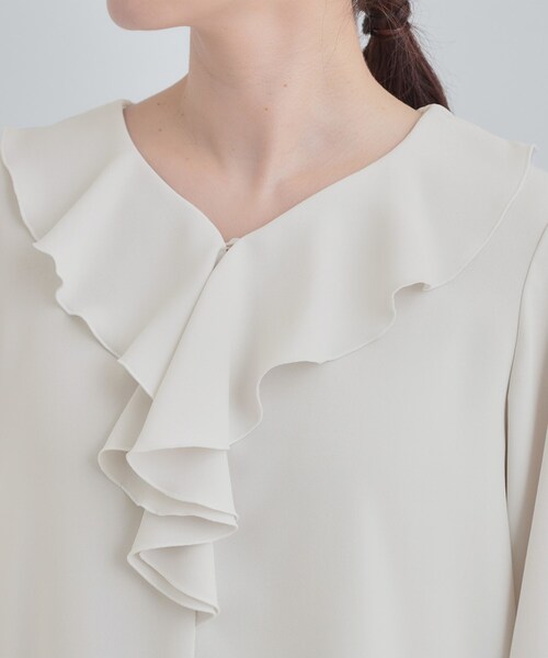 SHOO・LA・RUE(シューラルー)の「【洗濯機可/S-LL】お顔周りを華やかに。フリル襟ブラウス(シャツ/ブラウス・レディース・ライトグレー/オフホワイト・01/02/03/04)」の9枚目の写真