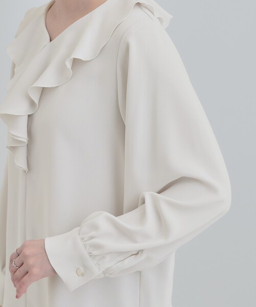 SHOO・LA・RUE(シューラルー)の「【洗濯機可/S-LL】お顔周りを華やかに。フリル襟ブラウス(シャツ/ブラウス・レディース・ライトグレー/オフホワイト・01/02/03/04)」の8枚目の写真