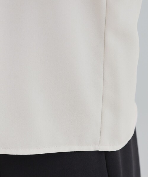 SHOO・LA・RUE(シューラルー)の「【洗濯機可/S-LL】お顔周りを華やかに。フリル襟ブラウス(シャツ/ブラウス・レディース・ライトグレー/オフホワイト・01/02/03/04)」の7枚目の写真