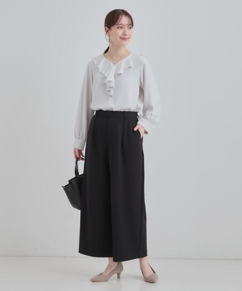 SHOO・LA・RUE(シューラルー)の「【洗濯機可/S-LL】お顔周りを華やかに。フリル襟ブラウス(シャツ/ブラウス・レディース・ライトグレー/オフホワイト・01/02/03/04)」の6枚目の写真