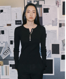 EMKM（ウウムキイム）の「ヘンリーネックボタンアップヘンプリネン長袖ニットトップ_BLACK（ニット/セーター）」