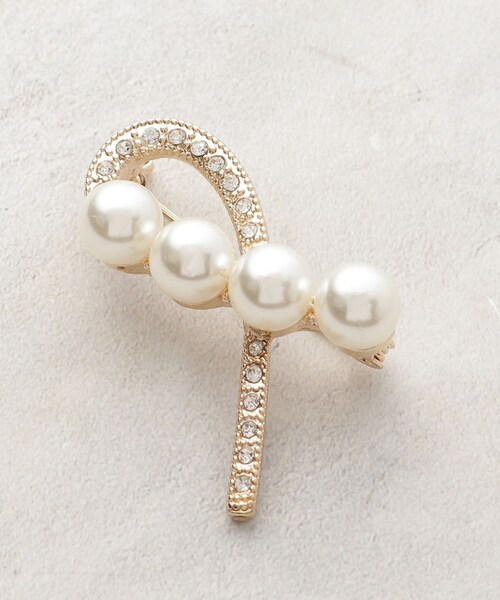 OPAQUE.CLIP（オペークドットクリップ）の「フェイクパール カーブラインブローチ（ブローチ/コサージュ・レディース・ゴールド/シルバー・00）」の3枚目の写真