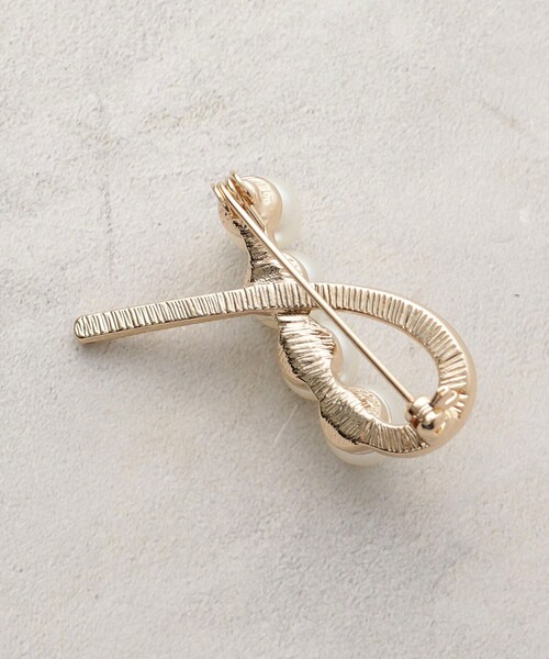 OPAQUE.CLIP（オペークドットクリップ）の「フェイクパール カーブラインブローチ（ブローチ/コサージュ・レディース・ゴールド/シルバー・00）」の4枚目の写真