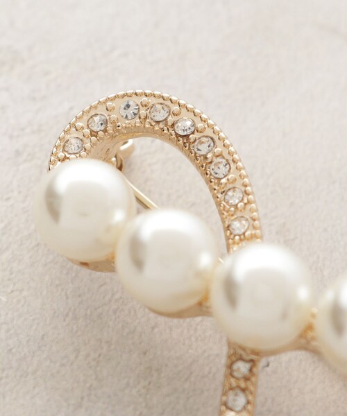 OPAQUE.CLIP（オペークドットクリップ）の「フェイクパール カーブラインブローチ（ブローチ/コサージュ・レディース・ゴールド/シルバー・00）」の5枚目の写真