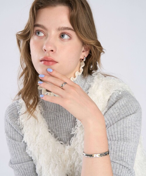 To b. by agnes b.(トゥービーバイアニエスベー)の「マルチカラー ストーン リング(リング・レディース・シルバー系その他・MEDIUM/SMALL)」の4枚目の写真