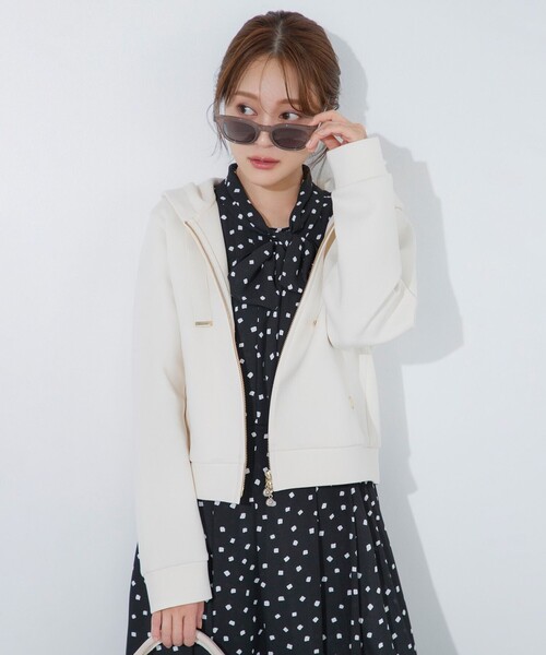 TOCCA(トッカ)の「NICE HOLIDAY HOODIE フーディー(パーカー・レディース・アイボリー系/グレー系・F)」の3枚目の写真