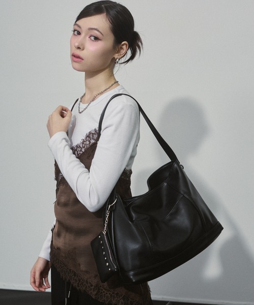 ENVYM（アンビー）の「ミニポーチ付き スタッズ ショルダーバック（ショルダーバッグ・レディース・ブラック/ダークブラウン・FREE）」の11枚目の写真