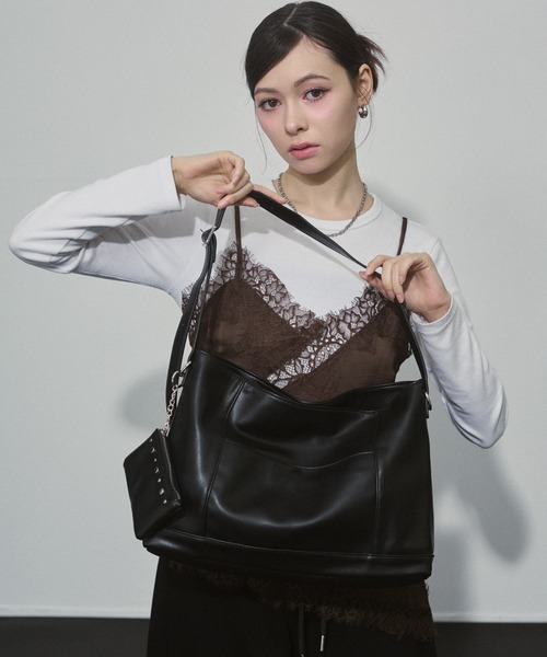 ENVYM（アンビー）の「ミニポーチ付き スタッズ ショルダーバック（ショルダーバッグ・レディース・ブラック/ダークブラウン・FREE）」の10枚目の写真