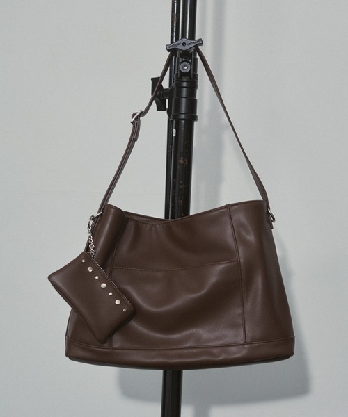 ENVYM（アンビー）の「ミニポーチ付き スタッズ ショルダーバック（ショルダーバッグ・レディース・ブラック/ダークブラウン・FREE）」の16枚目の写真