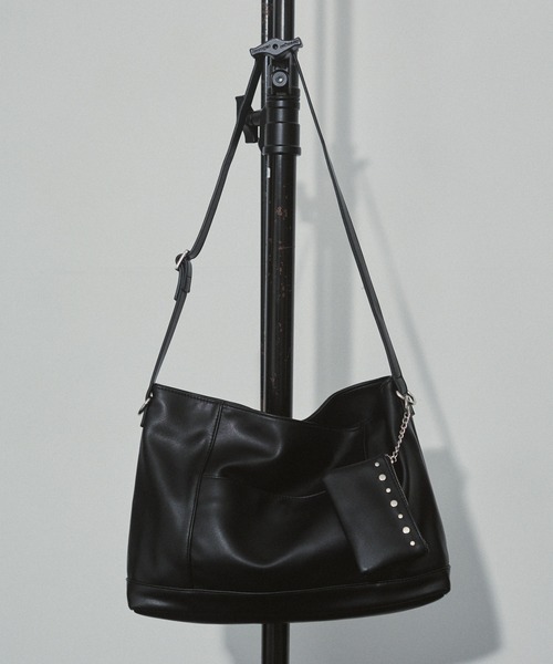 ENVYM（アンビー）の「ミニポーチ付き スタッズ ショルダーバック（ショルダーバッグ・レディース・ブラック/ダークブラウン・FREE）」の17枚目の写真