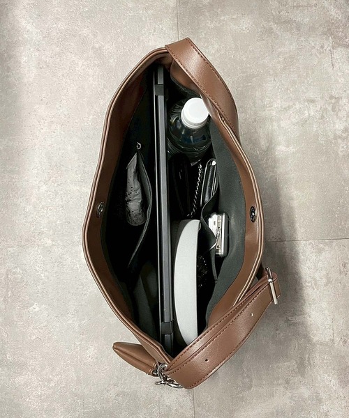 ENVYM（アンビー）の「ミニポーチ付き スタッズ ショルダーバック（ショルダーバッグ・レディース・ブラック/ダークブラウン・FREE）」の18枚目の写真