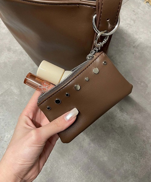 ENVYM（アンビー）の「ミニポーチ付き スタッズ ショルダーバック（ショルダーバッグ・レディース・ブラック/ダークブラウン・FREE）」の19枚目の写真