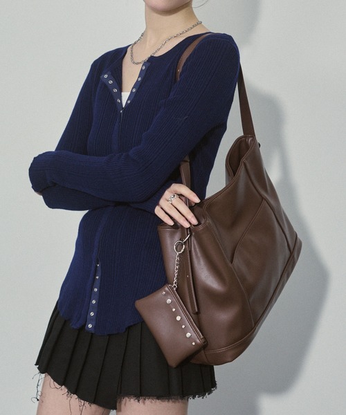 ENVYM（アンビー）の「ミニポーチ付き スタッズ ショルダーバック（ショルダーバッグ・レディース・ブラック/ダークブラウン・FREE）」の8枚目の写真