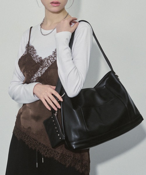 ENVYM（アンビー）の「ミニポーチ付き スタッズ ショルダーバック（ショルダーバッグ・レディース・ブラック/ダークブラウン・FREE）」の5枚目の写真