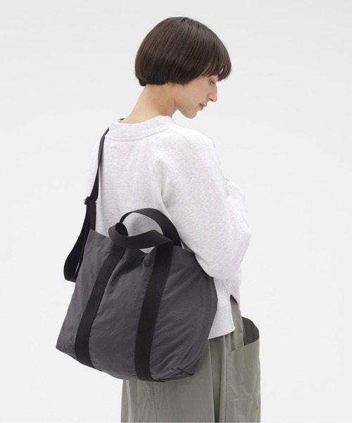 MHL.（エムエイチエル）の「WORN NYLON CANVAS（ショルダーバッグ・レディース・ベージュ/チャコール・FREE）」の5枚目の写真