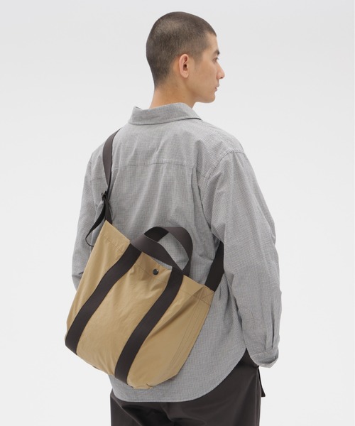 MHL.（エムエイチエル）の「WORN NYLON CANVAS（ショルダーバッグ・レディース・ベージュ/チャコール・FREE）」の7枚目の写真